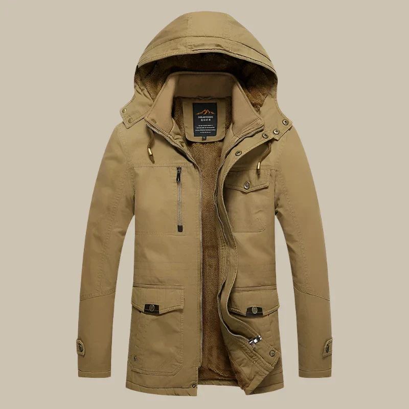 Donkergroene waterdichte winterparka voor heren met warme fleecevoering en praktische zakken, perfect voor koude en natte dagen.       