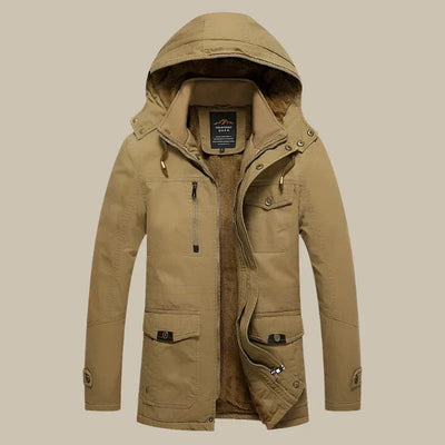Donkergroene waterdichte winterparka voor heren met warme fleecevoering en praktische zakken, perfect voor koude en natte dagen.       