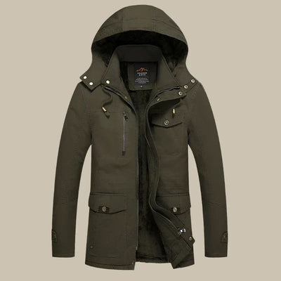 Donkergroene waterdichte winterparka voor heren met warme fleecevoering en praktische zakken, perfect voor koude en natte dagen.       