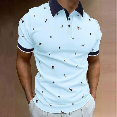 Lichtroze poloshirt met maritieme details, perfect voor een frisse en trendy zomerlook.